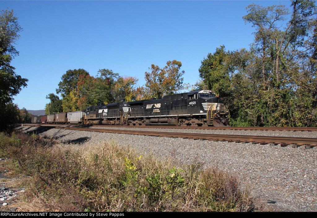 NS 4021 takes coal east toward Baltimore